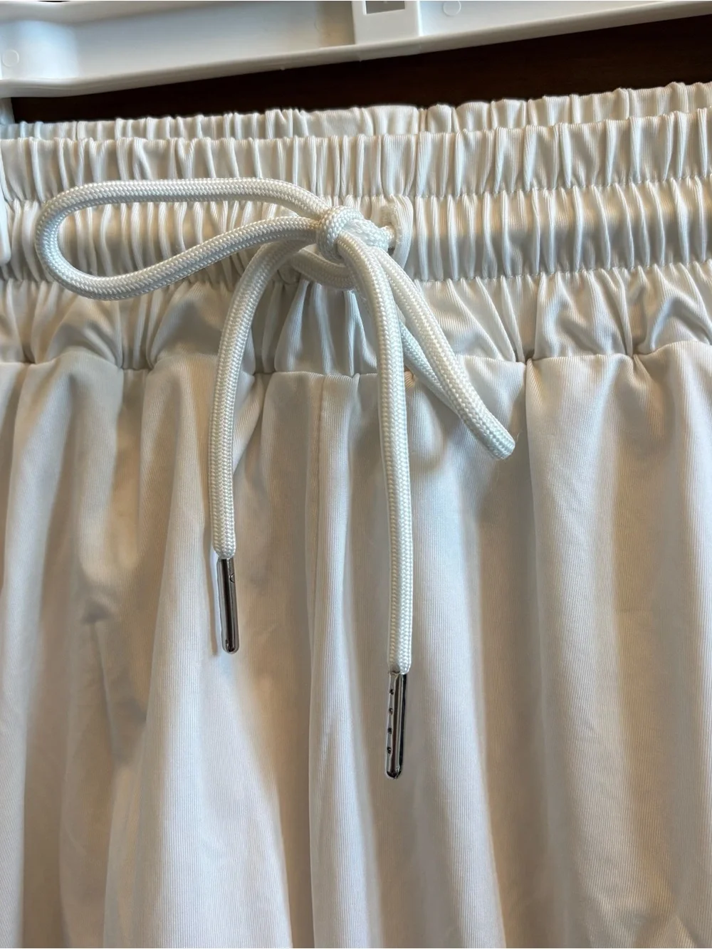 Love Tree Women's Juniors High Rise Flowy Shorts in white Small